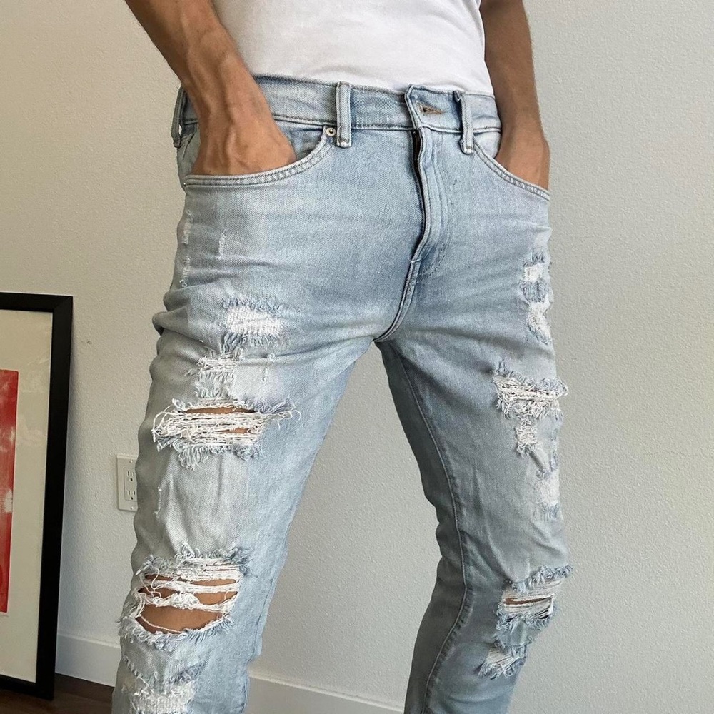 34x32 H&M &Denim Skinny light blue wash men’s denim jeans with torn holes